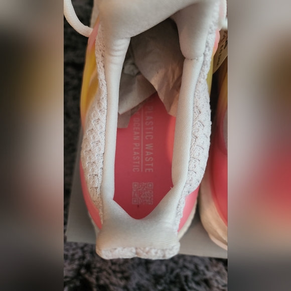 Brand New woman's ultraboost 7.5 - Picture 5 of 6